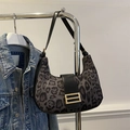 Borsa a mezzaluna con stampa leopardata grigia e nera e fibbia dorata chic - Nero