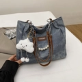 Bolso tote de mezclilla azul con correas de cuero marrón, perlas y dije de peluche - Con Colgante / Azul