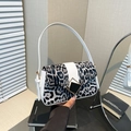 Borsa a spalla leopardata da donna con finiture in pelle bianca e chiusura geometrica - Bianco
