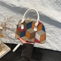 Kleurrijke geometrische patchwork schelptas met kiezellederen textuur en dubbele rits - Wit