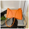 Detailaufnahme der hellorangen PU-Ledertasche mit gelbem FASHION-Schriftzug - Orange