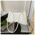 Nahaufnahme der weißen minimalistischen Unterachseltasche mit Fashion-Text und Knoten - Weiß