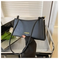 Detail der schwarzen Kunstledertasche mit gelbem Fashion-Text und geknotetem Riemen - Schwarz