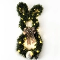 Dettaglio ghirlanda LED a coniglio pasquale con tinsel verde e fiocco a pois marroni - Stile Coniglio Verde Smeraldo a Luce Calda