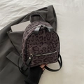 Mini mochila de leopardo en color topo oscuro, piel sintética y detalles en cuero - Negro