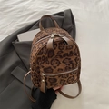 Mini mochila de leopardo con correas de cuero sintético marrón y cremalleras plateadas - Marrón