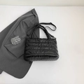Minimalistische schwarze gesteppte Puffer-Tasche mit Griffen und Schultergurt - Schwarz