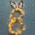 Paashaas LED-decoratie met wit tule, takjes en een warme lichtslinger voor Pasen - Groot Goud Warm Licht