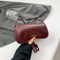 Bolso de hombro minimalista en cuero brillante burdeos con elegante logo dorado - Marrón Rojo