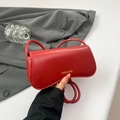 Bolso de hombro chic en cuero rojo brillante con logotipo dorado y correa delgada - Rojo