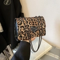Bolso bandolera de leopardo para mujer con remaches negros y correa de cadena - Caqui
