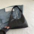 Borsa a spalla a mezzaluna nera minimalista con trama intrecciata e stile vintage - Nero