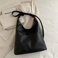 Minimalistische zwarte hobo schoudertas van leer met litchi textuur en zilveren details - Zwart