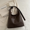 Donkerbruine hobo schoudertas met textuur en verstelbare riem voor damesmode - Bruin
