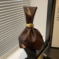 Bolso saco plisado marrón oscuro vintage con perla de metal dorada en el asa anudada - Marrón