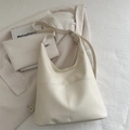 Minimalistische beige hobo-tas van getextureerd leer met voorvak en verstelbare schouderriem - Wit