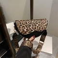 Borsa a sella chic in pelle nera da donna con patta leopardata e dettagli in oro lucido - Nero