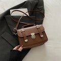 Retro braune Leder Umhängetasche mit Silberschnalle auf einem modischen Anzug - Braun