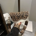 Borsa a sella in pelle crema con patta leopardata e finiture metalliche dorate - Bianco