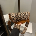 Borsa a sella vintage da donna con patta leopardata e finitura in pelle marrone - Marrone