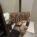 Borsa a sella retrò con stampa leopardata beige, dettagli oro e tracolla larga - Cachi