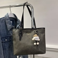 Detalle de bolso tote de ante gris verdoso con letras doradas y colgante de peluche - Negro con Colgante de Sombrero de Elfo Blanco