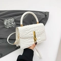 Chique witte crossbodytas met krokodillenreliëf, goudkleurig slot en stijlvol handvat - Wit