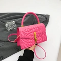 Sac à main carré fuchsia à motif crocodile avec fermoir doré et bandoulière - Rose