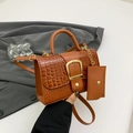 Borsa a mano marrone a coccodrillo con fibbia dorata e mini borsellino incluso - Marrone