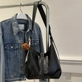 Sac fourre-tout noir brillant avec plis en croissant et breloque ours en peluche - Avec Pendentif / Noir