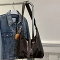 Sac hobo marron foncé brillant à grande capacité avec bandoulière large et pendentif - Avec Pendentif / Marron