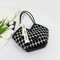 Elegante borsa tote in tweed a quadri bianchi e neri con manici in pelle e foulard di seta - Nero