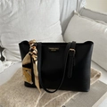 Retro schwarze matte Leder-Tragetasche mit bedrucktem Seidenschal und goldenen Metallteilen - Schwarz