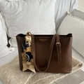Dunkelbraune Retro-Tragetasche mit glattem Finish und elegantem Seidentuch am Griff - Dunkelbraun
