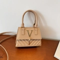 Retro khakifarbene Umhängetasche mit V-Steppung und goldenem Quastenanhänger - Khaki
