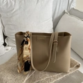 Retro beige Einkaufstasche mit bedrucktem Seidenschal-Accessoire und Leder-Logo - Khaki