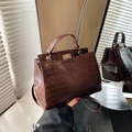 Sac fourre-tout marron foncé effet croco avec fermoir doré et bandoulière amovible - Café