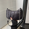 Borsa sottoascella nera trapuntata con catena argento e motivi a quadri soffici - Nero