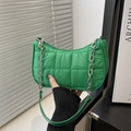 Borsa a mezzaluna in nylon trapuntato verde vibrante con catena d'argento - Verde
