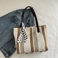 Bolso tote de lona a rayas con correas de cuero marrón y pañuelo decorativo de lunares - Blanco Roto