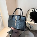 Borsa a tracolla nera motivo coccodrillo con logo dorato e dettaglio nappina - Nero