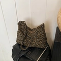 Borsa tote con stampa leopardata marrone e zip dorata su sfondo di pelle - Cachi