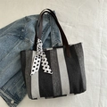 Bolso tote de lona a rayas negras y grises con asas de cuero y detalle de pañuelo de lunares - Negro