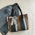 Bolso tote de lona a rayas marrones y verdes con asas de cuero y bufanda de lunares - Azul