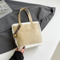 Beigefarbene Wildleder-Eimertasche mit weißem Kunstfellbesatz für Damen im Winter - Mit Anhänger / Khaki