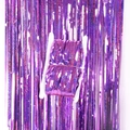 Dettaglio della tenda a frange metalliche laser viola per decorazione di feste - Viola Laser