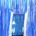 Dettaglio della tenda a frange blu laser con pois luccicanti per decorazioni di feste - Tenda a Frange Laser Blu