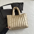 Schicke gesteppte Puffer-Tasche in Gold mit Metallic-Finish und Henkeln für den Winter - Gold
