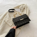 Bolso bandolera de tweed blanco y negro con cadena dorada y tejido de textura elegante - Negro