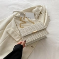 Elegante bolso de tweed blanco con cadena dorada y cierre metálico de solapa - Blanco